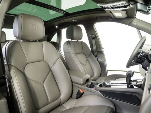 New 2026 Porsche Macan Base image 24