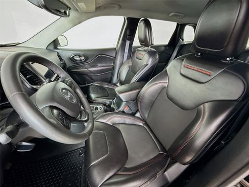 Used 2022 Jeep Cherokee Trailhawk image 5