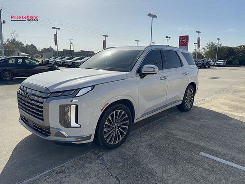 Used 2025 Hyundai Palisade Calligraphy FWD image 3