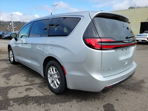 Used 2026 Chrysler Pacifica Select image 26