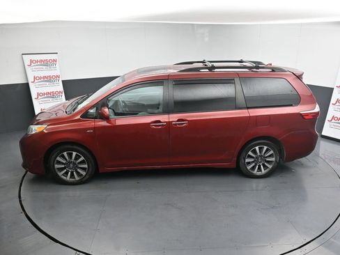 Used 2018 Toyota Sienna XLE image 13