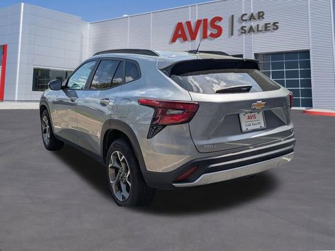 Used 2025 Chevrolet Trax LT w/ LT Convenience Package image 9