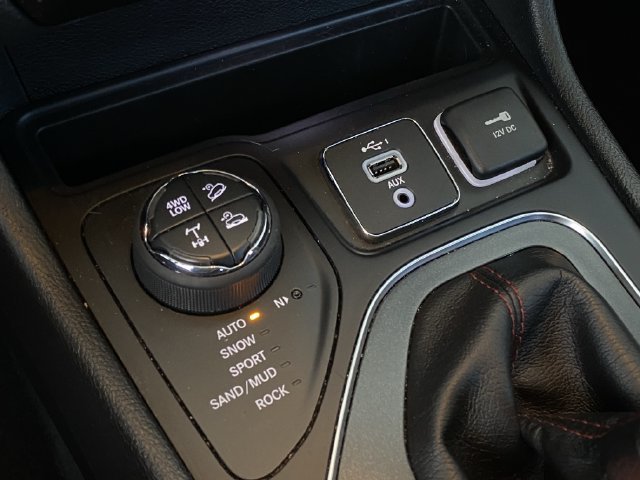 Used 2019 Jeep Cherokee Trailhawk w/ Cold Weather Group AWD/4WD image 26
