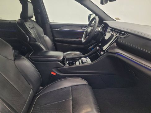 Used 2022 Jeep Grand Cherokee Overland w/ Luxury Tech Group IV image 21