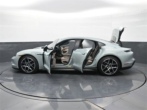 Used 2025 Porsche Taycan image 29