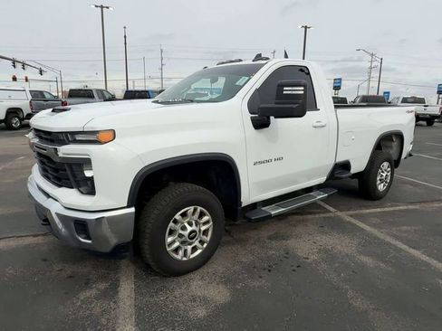 Used 2024 Chevrolet Silverado 2500 LT AWD/4WD image 4