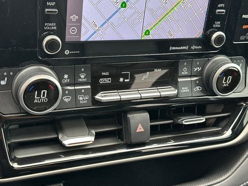 Used 2021 Toyota Highlander XLE AWD/4WD image 21