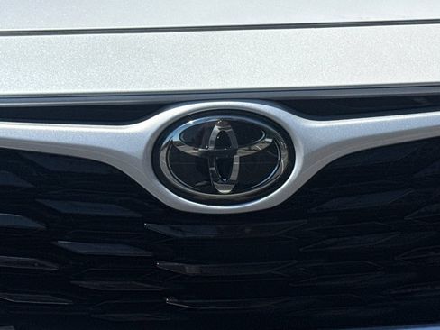 Used 2023 Toyota Highlander XLE FWD image 8