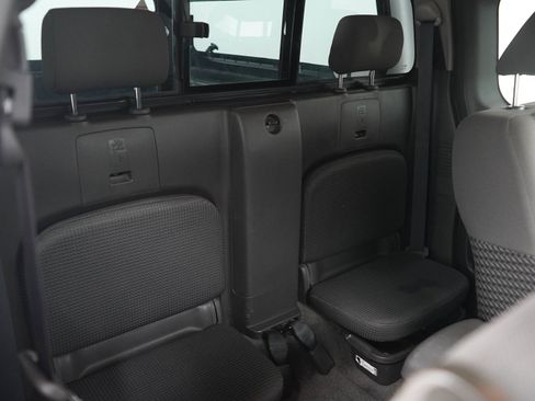 Used 2011 Nissan Frontier SV w/ SV Premium Utility Pkg AWD/4WD image 11