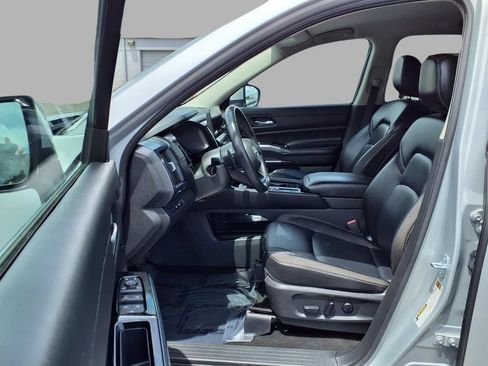 Used 2025 Nissan Pathfinder SL FWD image 22