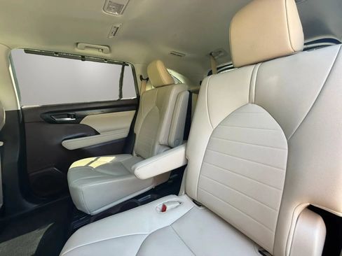 Used 2021 Toyota Highlander XLE FWD image 20