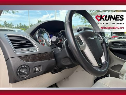 Used 2014 Chrysler Town & Country Touring FWD image 35