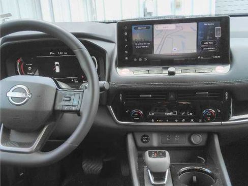Used 2026 Nissan Rogue SL FWD image 5
