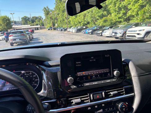 Used 2025 Nissan Pathfinder SV FWD image 17