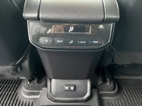 Used 2021 Toyota Highlander XLE image 21