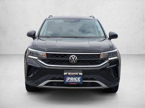 Used 2024 Volkswagen Taos SE image 2