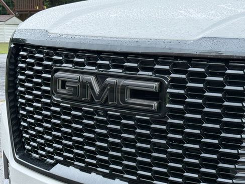 Used 2023 GMC Yukon Denali Ultimate w/ LPO, Floor Liner Package AWD/4WD image 10