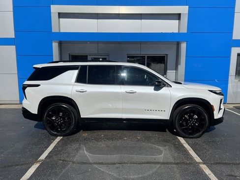 Used 2025 Chevrolet Traverse RS image 4