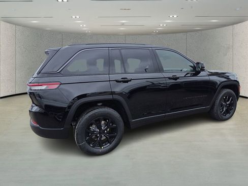 New 2026 Jeep Grand Cherokee Altitude AWD/4WD image 4