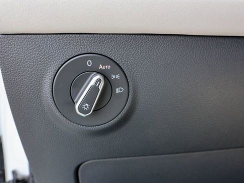 New 2025 Volkswagen Taos SE image 16