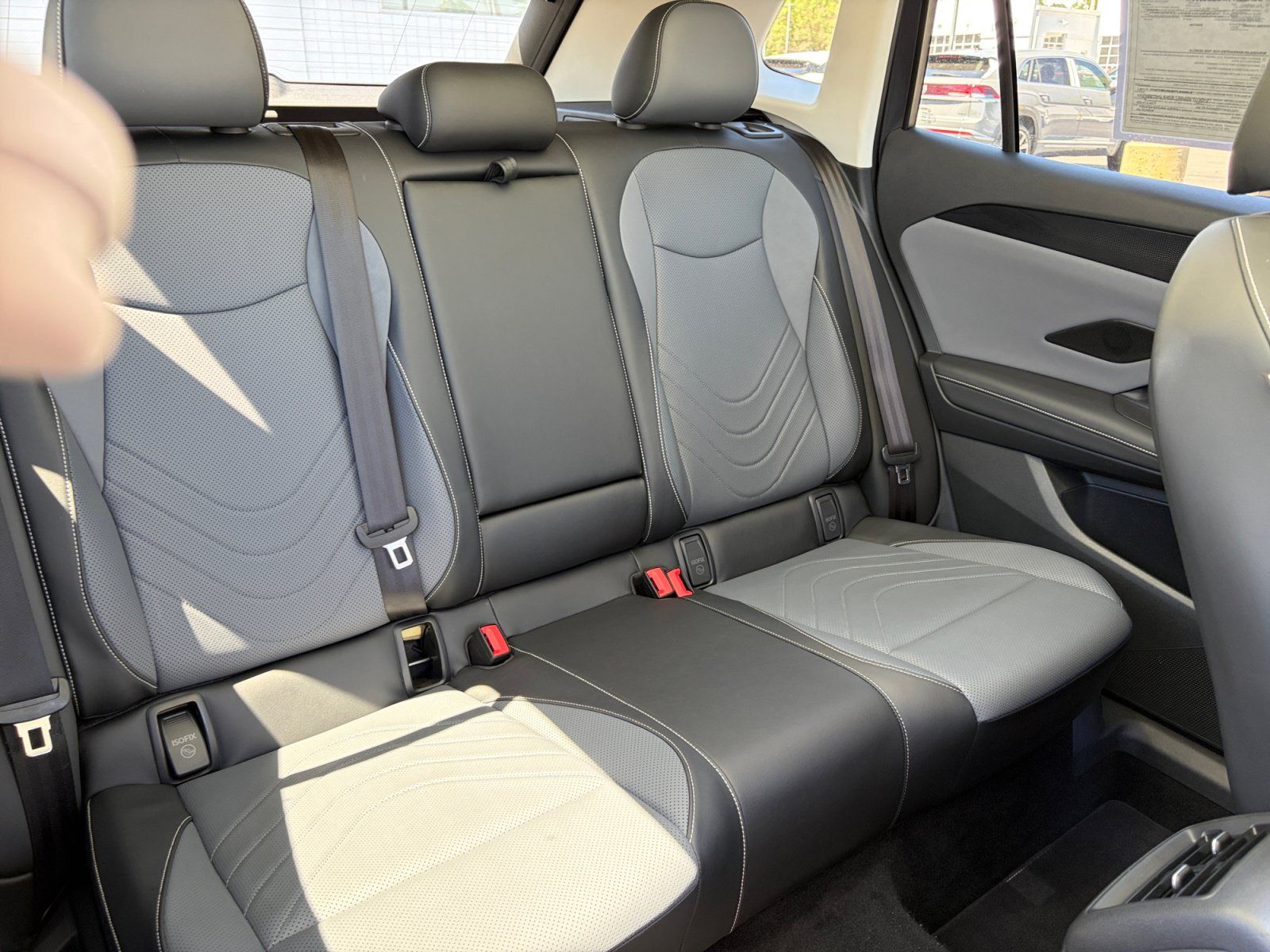 Certified 2025 Volkswagen Tiguan SE w/ Panoramic Sunroof Package AWD/4WD image 18