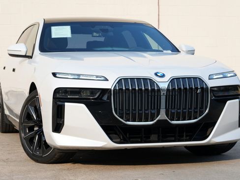 Used 2023 BMW i7 xDrive60 w/ Executive Package 2 AWD/4WD image 4