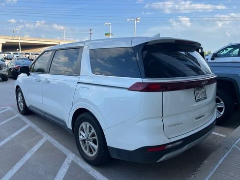 Used 2024 Kia Carnival LX FWD image 3