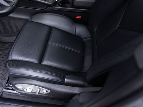 Certified 2025 Porsche Macan AWD/4WD image 22