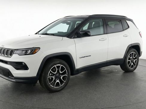Used 2025 Jeep Compass Trailhawk AWD/4WD image 3