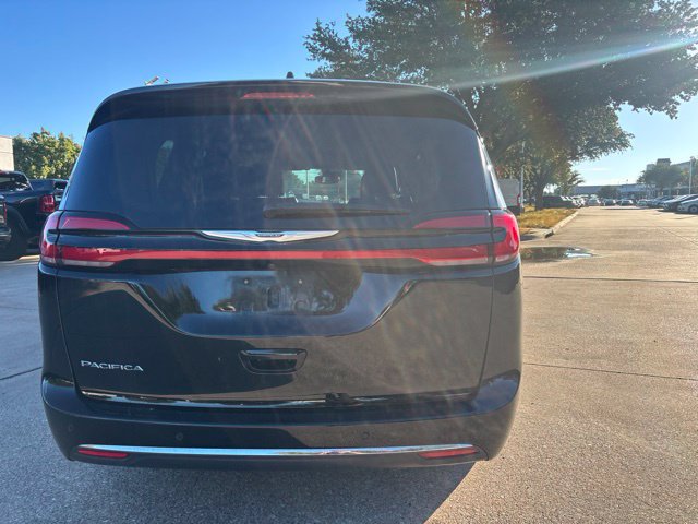 Used 2024 Chrysler Pacifica Touring-L FWD image 6