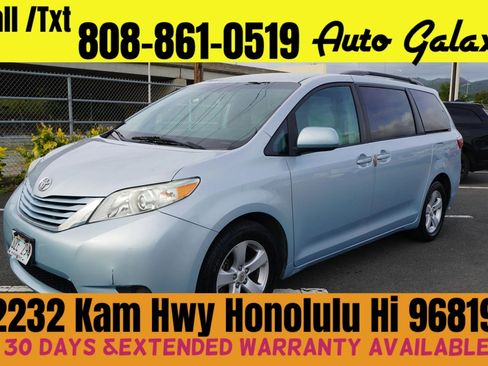 Used 2017 Toyota Sienna LE image 1