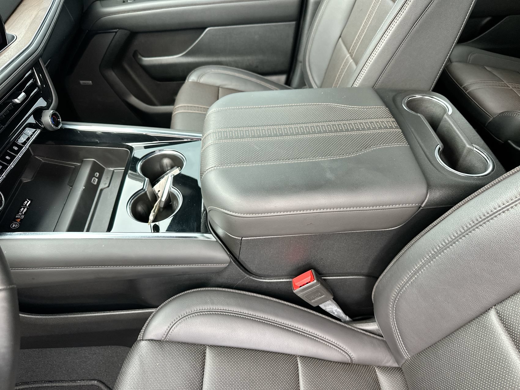 Used 2025 Chevrolet Tahoe High Country AWD/4WD image 21