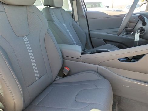 New 2025 Hyundai Elantra SE image 17