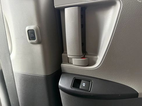 Used 2015 Toyota Sienna LE image 37