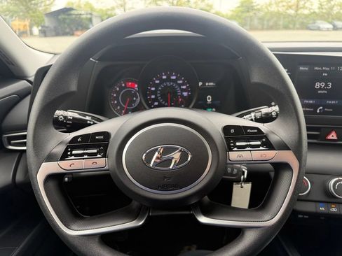 Used 2023 Hyundai Elantra SE w/ Preferred Accessory Package FWD image 19