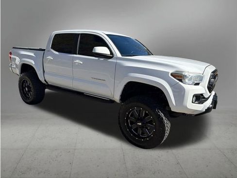 Used 2019 Toyota Tacoma SR5 AWD/4WD image 7