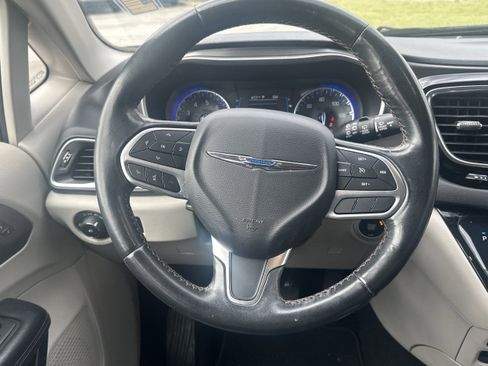 Used 2020 Chrysler Pacifica Touring-L FWD image 21