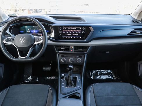 Used 2022 Volkswagen Taos SE w/ Panoramic Sunroof Package image 12