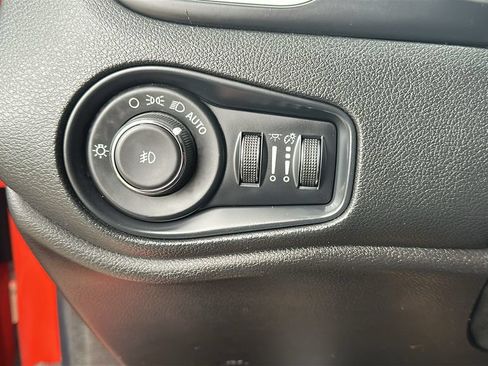 Used 2021 Jeep Renegade Latitude w/ Convenience Group AWD/4WD image 21