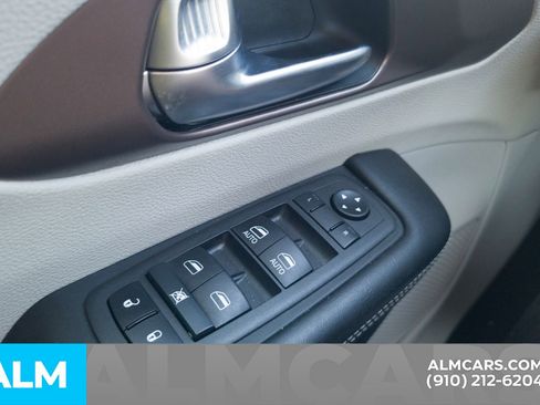 Used 2022 Chrysler Voyager LX image 33