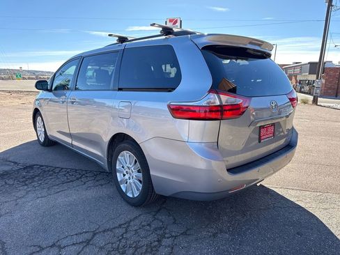 Used 2016 Toyota Sienna XLE Premium image 4