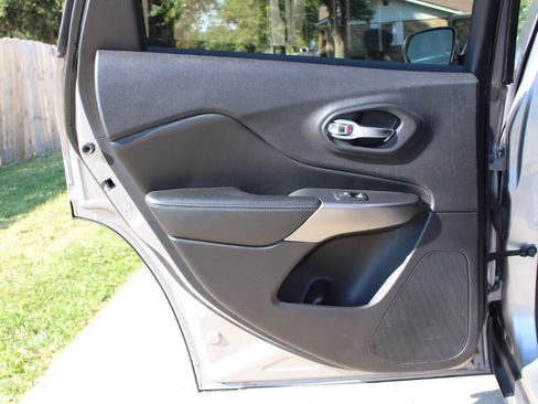 Used 2020 Jeep Cherokee Latitude image 30