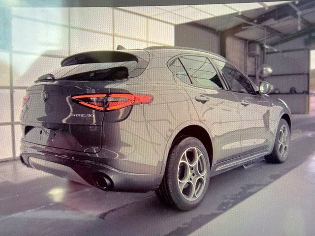 Used 2023 Alfa Romeo Stelvio Ti AWD/4WD image 3