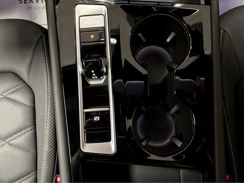 Used 2025 Volkswagen Atlas Cross Sport SE w/ Black Wheel Package image 31