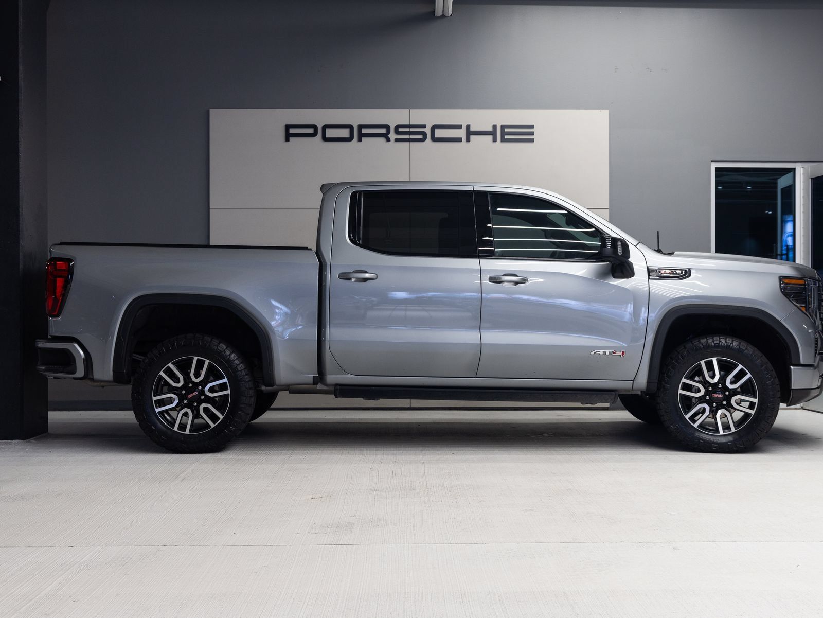 Used 2023 GMC Sierra 1500 AT4 w/ Technology Package AWD/4WD image 8