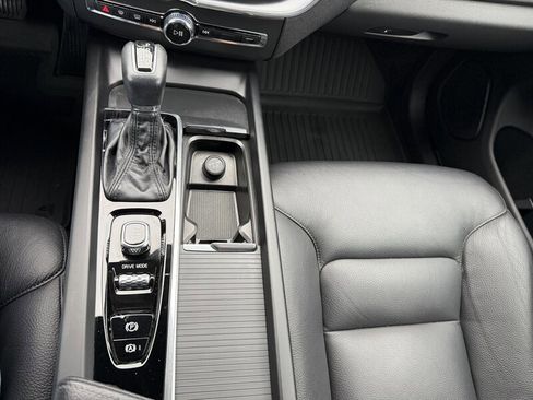 Used 2020 Volvo XC60 T5 Momentum image 37