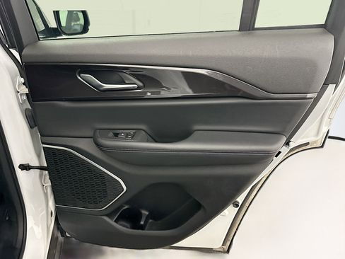 Used 2023 Jeep Grand Cherokee Altitude image 31