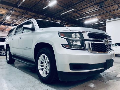 Used 2018 Chevrolet Suburban LT RWD image 10