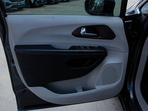 Used 2017 Chrysler Pacifica Touring-L Plus image 12