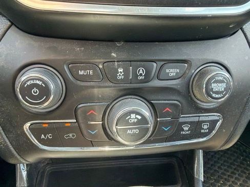 Used 2021 Jeep Cherokee Trailhawk AWD/4WD image 19